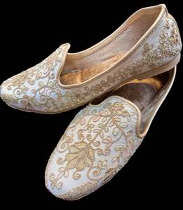 Footwear: Velvet based very soft cushioned Men’s Punjabi Jutti
