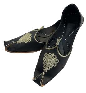 Footwear: Pure Leather based very soft cushioned Men’s Punjabi Jutti