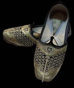 Footwear: Pure Leather based very soft cushioned Men’s Punjabi Jutti
