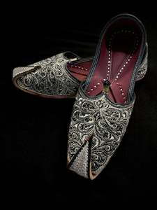 Footwear: Pure Leather based very soft cushioned Men’s Punjabi Jutti