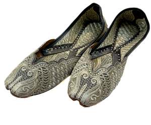 Women Punjabi Jutti: Black Color Pure leather very soft double cushioned based embroidery work Beautiful Punjabi Jutti