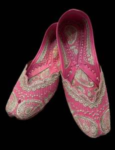 Women Punjabi Jutti: Pink Color Pure leather very soft double cushioned based embroidery work Beautiful Punjabi Jutti