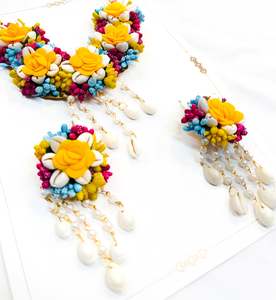 Floral Jewellery: Beautiful Floral jewellery for Haldi/Mehndi (Necklace, earrings,Matha Patti , hand accessories)