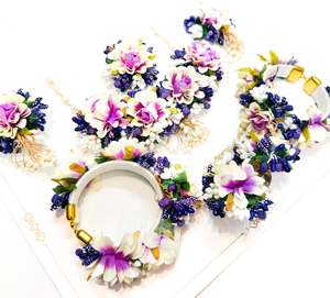 Floral Jewellery: Beautiful Floral jewellery for Haldi/Mehndi (Necklace, earrings, 2 kade ,tikka, hand accessories)