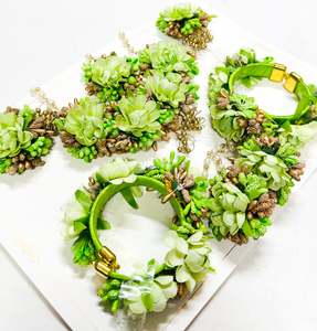 Floral Jewellery: Beautiful Floral jewellery for Haldi/Mehndi (Necklace, earrings, 2 kade ,tikka, hand accessories)