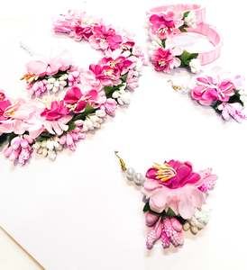 Beautiful Floral jewellery for Haldi/Mehndi (Necklace, earrings, 2 kade ,tikka, &hellip;