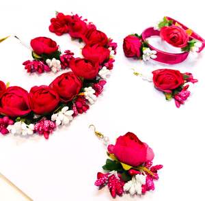 Floral Jewellery: Beautiful Floral jewellery for Haldi/Mehndi (Necklace, earrings, 2 kade ,tikka, hand accessories)