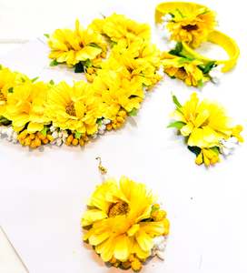 Floral Jewellery: Beautiful Floral jewellery for Haldi/Mehndi (Necklace, earrings, 2 kade ,tikka, hand accessories)