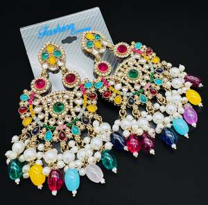 Earrings: Kundan & pearl work stylish earrings