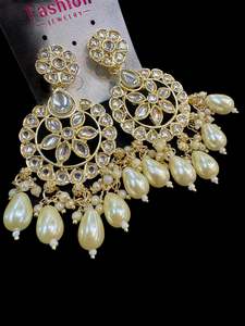 Earrings: Beautiful pearls with kundan work earrings