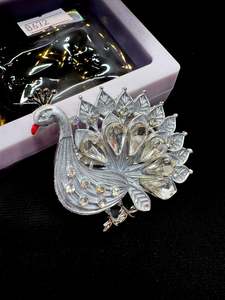 Jewellery: Stones studded Fancy Brooch