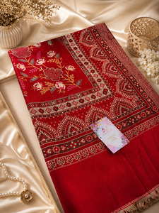 Woolen Shawls Scarfs: Women's Plain Pure woollen Shawl