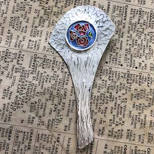 Brooch, bunch of Roses on blue