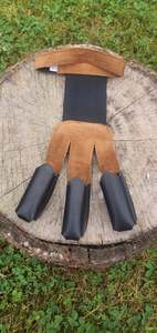 Arm And Finger Protection: 3-Finger Glove - Traditional hot climate design
