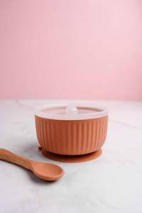 Eat: Saylor Mae Silicone Ribbed Suction Bowl with Lid and Spoon - Toffee Coral