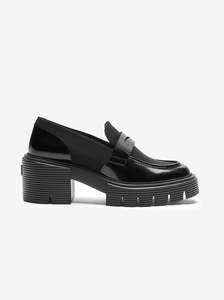 Stuart Weitzman Spain: Soho Loafer black stretch / high shine