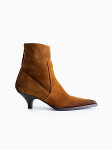 All: Thais tan suede