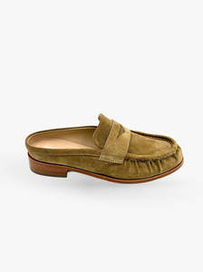 Flats: Spiga taupe suede