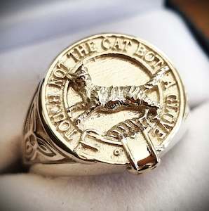 Frontpage: MacKintosh Clan Crest Signet Ring - celtic sides