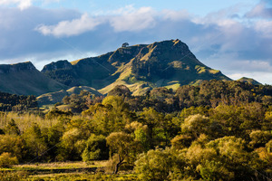 The view towards Te Mata Peak from Kahuranaki Road, Hawke's Bay, New Zealand - SCP Stock