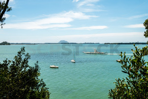 Matakana Island car ferry departing Omokoroa - SCP Stock