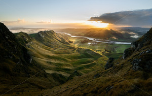 Sunrise over the Tukituki Valley as seen from Te Mata Peak, Havelock North, Hawk&hellip;