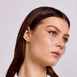 La Dailie: Ada - Pearl and Crystal Mini Hoops - Gold