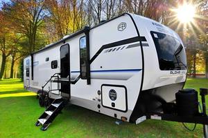 American Caravans: Alpha Wolf 280QBS – 5+ Berth Caravan for Sale NZ | 8.8m Queen Bunk Sleeper