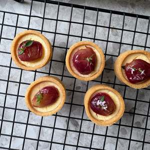 Christmas Fingerfood: Savoury Ricotta Cheesecake with Roasted grapes