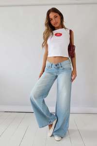 Abrand Womens: 00 Super Low & Wide - Kaia Worn