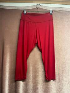 Clothes: Yoga Wear - Short Leggings Red