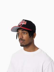 .MITCHELL & NESS CHICAGO BULLS PRO PINCH FIT SNAPBACK - BLACK/RED - (MNCG24098) - F