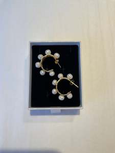 Crystal and Cord Lenara - Gold Tone lace patterned C hoop with pearls