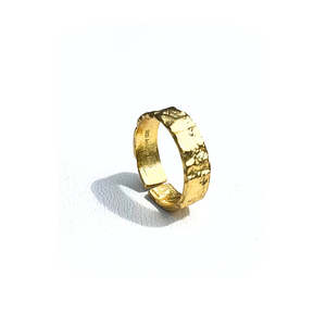 Lindi Kingi: Lindi Kingi Hammered Ring - Gold