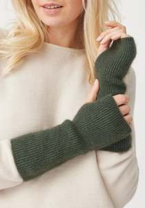 Accessories 2: Nia Handwarmers