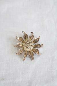 Vintage Retro: Vintage flower brooch