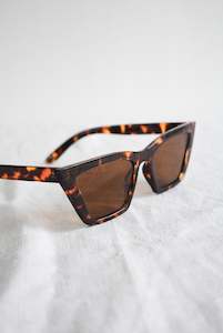 Mens Accessories: Chic tortoiseshell sunglasses