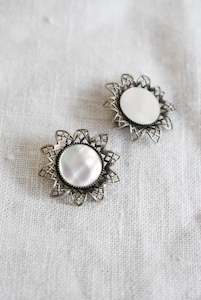 Under 20: Vintage pearlescent flower clip-on earrings