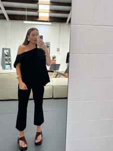 Off the shoulder tee - black