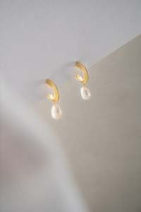 Aada Pearl Hoops - Gold