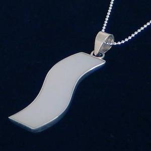 Necklace Pendants: Curvy Pearl Shell Necklace