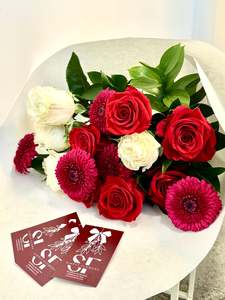 Bouquets: Festive Rose Mix (Red & White) Christmas Bouquet