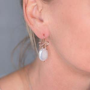 Simply Italian Best Sellers: Oval Bow Coin Pearl Earrings