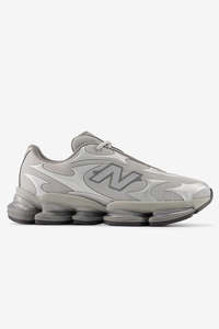 Mens Sneakers 1: New Balance U20005UW - Silver Metallic