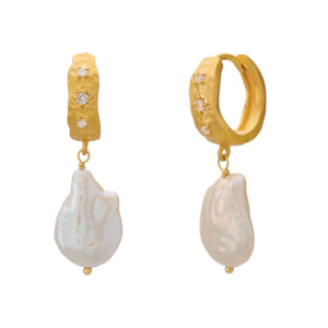 Murkani Cosmic Love Medium Pearl Earring | Gold