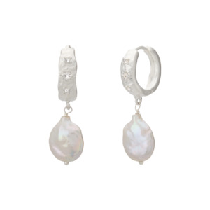 Murkani Cosmic Love Medium Pearl Earring | Silver