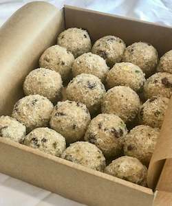 Christmas: Box o' Balls Cafe sized Christmas Crunch Amazeballs. GF, DF, vegan, raw