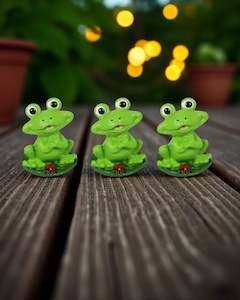 Fairy Gardens: Mini Frog on leaf with Lady Bug
