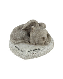 Animals: Memorial Cat on Heart Plaque