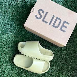 Yeezy: ADIDAS YEEZY SLIDE "RESIN"
